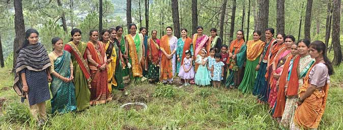 धरा पर हरियाली के लिए बढ़े हाथ, रोपे पौधे धरा पर हरियाली के लिए बढ़े हाथ, रोपे पौधे