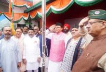 सीएम धामी ने मुख्यमंत्री आवास पर किया ध्वजारोहण, राष्ट्रीय एकता की शपथ दिलाई