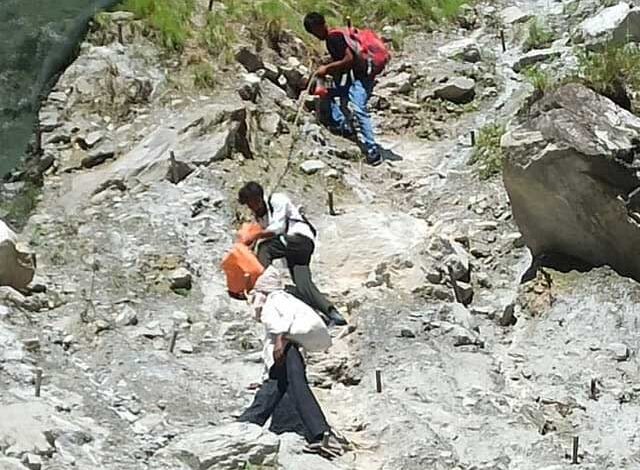 बदरीनाथ हाईवे पर भूस्खलन, 30 मीटर हिस्सा ध्वस्त बदरीनाथ हाईवे पर भूस्खलन, 30 मीटर हिस्सा ध्वस्त