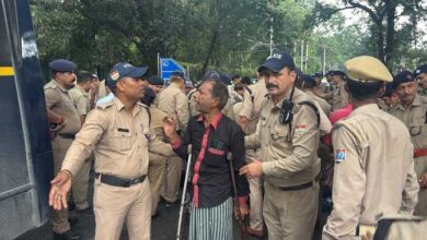 दिव्यांगों का मुख्यमंत्री आवास कूच, पुलिस से झड़प के बाद कई लोग हिरासत में