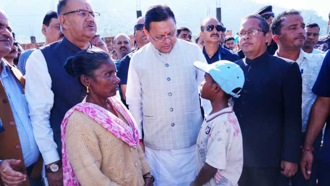 आपदा में उजड़े मजाड़ा गांव के लोगों संग सीएम धामी ने मनाई दीपावली, अमर उजाला की खबर का सरकार ने लिया संज्ञान आपदा में उजड़े मजाड़ा गांव के लोगों संग सीएम धामी ने मनाई दीपावली, अमर उजाला की खबर का सरकार ने लिया संज्ञान
