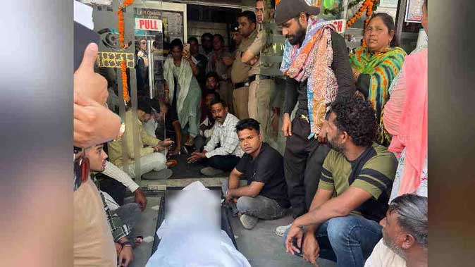 डिलीवरी में डॉक्टरों की लापरवाही, पेट में छोड़ी पट्टी से महिला की मौत