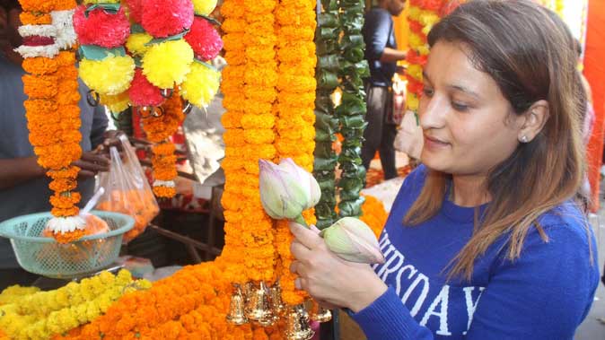 उत्तराखंड में दीपावली पर चमका कारोबार, अर्थव्यवस्था को मिली नई रफ्तार — ऑटोमोबाइल से लेकर सराफा बाजार तक में आई बढ़ोतरी उत्तराखंड में दीपावली पर चमका कारोबार, अर्थव्यवस्था को मिली नई रफ्तार — ऑटोमोबाइल से लेकर सराफा बाजार तक में आई बढ़ोतरी