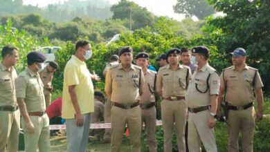 झाड़ियों में एक युवती का जला हुआ शव मिलने से सनसनी झाड़ियों में एक युवती का जला हुआ शव मिलने से सनसनी