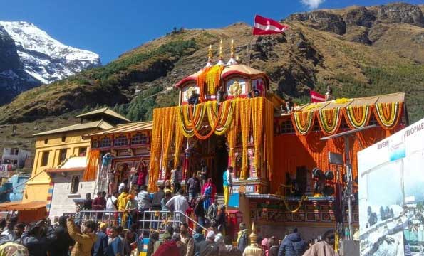 बदरी-केदार में आज दीपोत्सव की रौनक, फूलों से सजे धाम — गेंदे और गुलाब से उकेरी गईं आकर्षक आकृतियां बदरी-केदार में आज दीपोत्सव की रौनक, फूलों से सजे धाम — गेंदे और गुलाब से उकेरी गईं आकर्षक आकृतियां