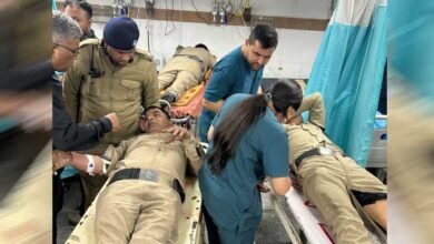 देहरादून में दुस्साहस: तेज रफ्तार एसयूवी ने तीन पुलिसकर्मियों को रौंदा, गंभीर हालत में अस्पताल में भर्ती देहरादून में दुस्साहस: तेज रफ्तार एसयूवी ने तीन पुलिसकर्मियों को रौंदा, गंभीर हालत में अस्पताल में भर्ती