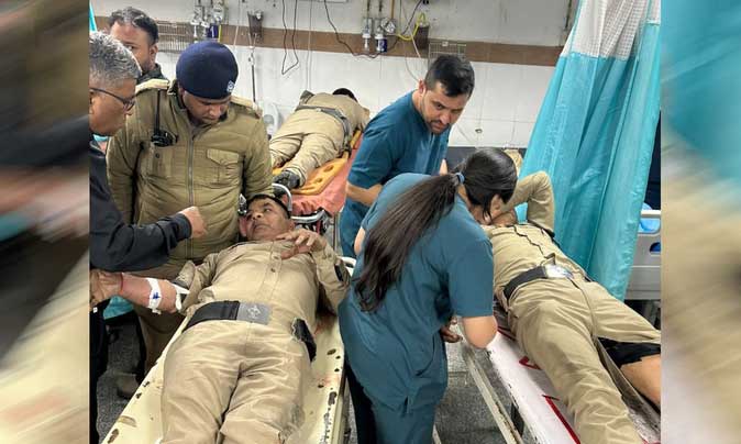 देहरादून में दो बड़ी वारदातें: दून अस्पताल गेट पर चली गोली, आराघर में कार सवारों ने तीन पुलिसकर्मियों को रौंदा देहरादून में दो बड़ी वारदातें: दून अस्पताल गेट पर चली गोली, आराघर में कार सवारों ने तीन पुलिसकर्मियों को रौंदा