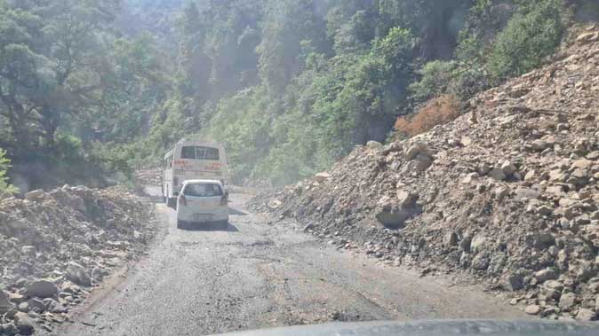 बरसात में ऋषिकेश-गंगोत्री हाईवे पर उभरे नए डेंजर जोन, खतरे के बीच जारी है सफर बरसात में ऋषिकेश-गंगोत्री हाईवे पर उभरे नए डेंजर जोन, खतरे के बीच जारी है सफर