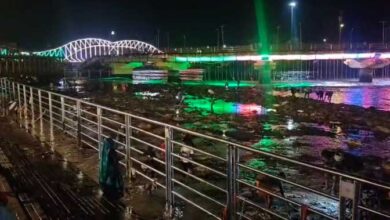 गंगनहर बंद, जलस्तर घटा; रात की चांदनी में लोग मां गंगा की गोदी में धन की तलाश में जुटे गंगनहर बंद, जलस्तर घटा; रात की चांदनी में लोग मां गंगा की गोदी में धन की तलाश में जुटे