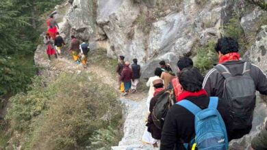 कठिन डगर: आज भी तीर्थपुरोहित खतरनाक पगडंडियों से मुखबा पहुंचाते हैं मां गंगा की उत्सव डोली कठिन डगर: आज भी तीर्थपुरोहित खतरनाक पगडंडियों से मुखबा पहुंचाते हैं मां गंगा की उत्सव डोली