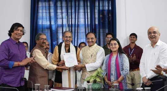 75 वर्ष की आयु में मिली पीएचडी की उपाधि, नवोदित शोधार्थियों के लिए मिसाल बने ज्योतिष चंद्र घिल्डियाल