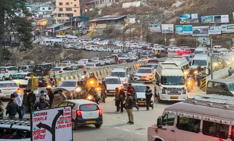 पहाड़ों पर बढ़ती भीड़ – वरदान या खतरा?