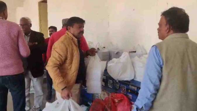 बच्चों को बांटे एक्सपायरी चिप्स