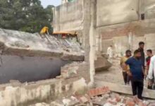 ऋषिकेश में स्कूल के बाहर गिरी दीवार, तीन दोपहिया वाहन दबे; बड़ा हादसा टला