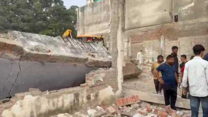 ऋषिकेश में स्कूल के बाहर गिरी दीवार, तीन दोपहिया वाहन दबे; बड़ा हादसा टला ऋषिकेश में स्कूल के बाहर गिरी दीवार, तीन दोपहिया वाहन दबे; बड़ा हादसा टला