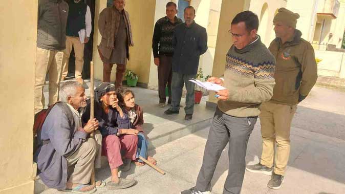 दिव्यांग दंपती से अभद्रता और सार्वजनिक नल से पानी लेने पर रोक, गुहार लेकर तहसील पहुंचे पीड़ित