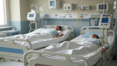 अव्यवस्था का आलम: अस्पताल की इमरजेंसी में इलाज की जगह कपड़ों की दुकान