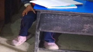 खातों की खता, भुगत रहे स्कूली बच्चे – आधार लिंक न होने से नहीं मिला जूते और बैग का पैसा