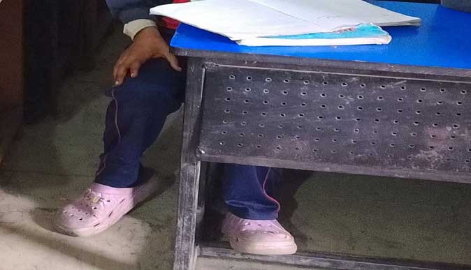 खातों की खता, भुगत रहे स्कूली बच्चे – आधार लिंक न होने से नहीं मिला जूते और बैग का पैसा