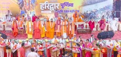 मां गंगा की पूजा के साथ गायिका कवि सिंह की पदयात्रा शुरू, भारत को हिंदू राष्ट्र घोषित करने की मांग