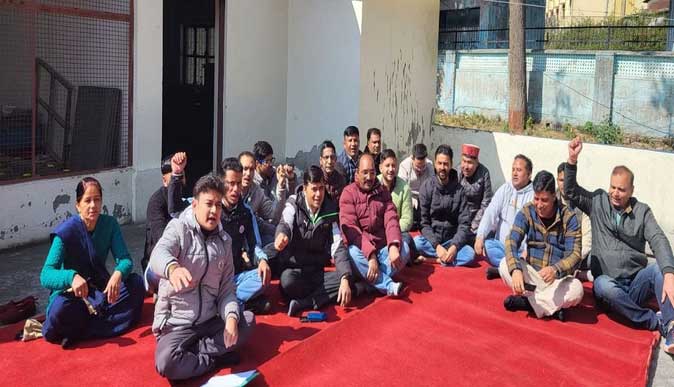 पेयजल निगम को राजकीय विभाग घोषित करने की मांग को लेकर धरना पेयजल निगम को राजकीय विभाग घोषित करने की मांग को लेकर धरना