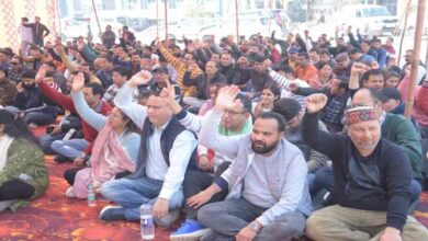 शिक्षा निदेशक मारपीट मामला: विधायक के खेद के बाद शिक्षकों-कर्मचारियों का धरना स्थगित