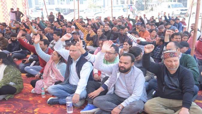 शिक्षा निदेशक मारपीट मामला: विधायक के खेद के बाद शिक्षकों-कर्मचारियों का धरना स्थगित