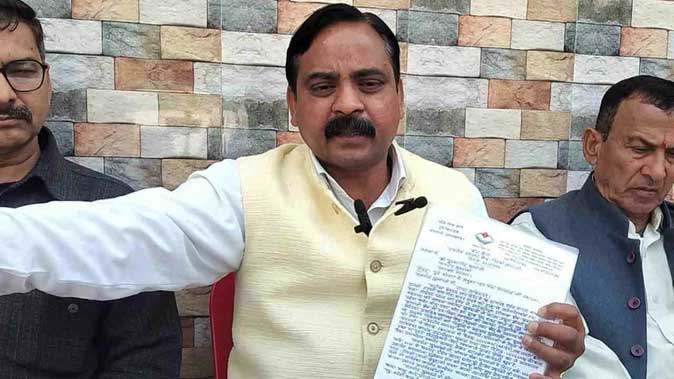 सीएम पुष्कर सिंह धामी से मिलने से रोके जाने के बाद पूर्व विधायक भीम लाल आर्य की प्रेस वार्ता, सरकार पर साधा निशाना सीएम पुष्कर सिंह धामी से मिलने से रोके जाने के बाद पूर्व विधायक भीम लाल आर्य की प्रेस वार्ता, सरकार पर साधा निशाना