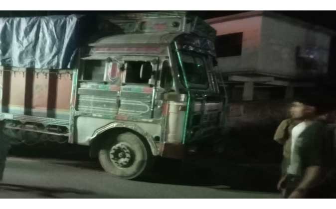 जन्मदिन मनाकर लौट रहे युवकों की स्कूटी ट्रक से टकराई, एक गंभीर घायल