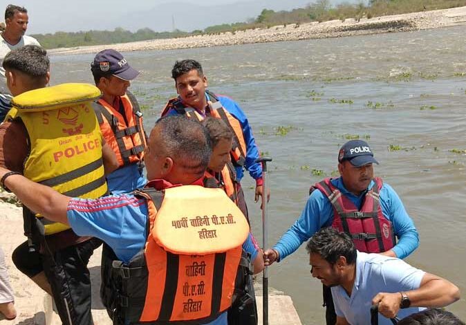 लक्ष्मणझूला में गंगा की तेज धारा में बहे दो युवक, राफ्टिंग गाइडों ने बचाई जान