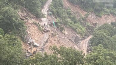मसूरी–देहरादून मार्ग पर भूस्खलन का खतरा बरकरार, कोल्हूखेत के पास सड़क धंसने से बढ़ी चिंता