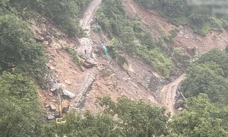 मसूरी–देहरादून मार्ग पर भूस्खलन का खतरा बरकरार, कोल्हूखेत के पास सड़क धंसने से बढ़ी चिंता मसूरी–देहरादून मार्ग पर भूस्खलन का खतरा बरकरार, कोल्हूखेत के पास सड़क धंसने से बढ़ी चिंता
