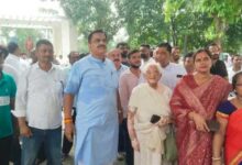 रुद्रपुर की बैठक में हंगामा, कमिश्नर के सामने विधायक और पूर्व विधायक आमने-सामने