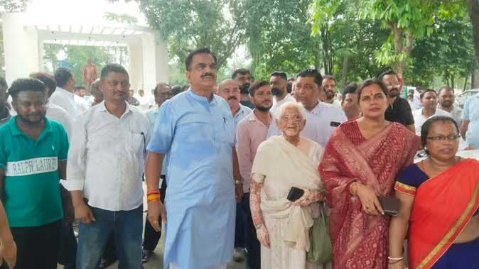 रुद्रपुर की बैठक में हंगामा, कमिश्नर के सामने विधायक और पूर्व विधायक आमने-सामने