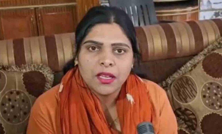 उर्मिला सनावर की गिरफ्तारी के बाद सामने आईं दीपिका राठौर, बोलीं- मानसिक उत्पीड़न से टूट गई थी, आत्महत्या के विचार आए उर्मिला सनावर की गिरफ्तारी के बाद सामने आईं दीपिका राठौर, बोलीं- मानसिक उत्पीड़न से टूट गई थी, आत्महत्या के विचार आए